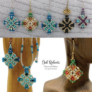 Pode incluir: Uma coleção de brincos e um colar em forma de diamante com contas em várias cores. Os brincos apresentam intrincados trabalhos de contas em tons de azul, verde, dourado, preto, vermelho e roxo. O colar tem um pingente de diamante a condizer. O texto "Deb Roberti Diamond Ribbon Earrings & Necklace" é visível.