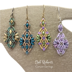 Può includere: Quattro paia di orecchini a forma di diamante con perline. Gli orecchini sono in tonalità turchese, beige, verde e viola.