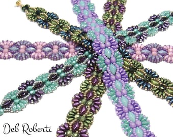 Könnte beinhalten: Fünf Perlenarmbänder in verschiedenen Schattierungen von Lila, Grün und Rosa. Die Armbänder sind aus kleinen Perlen gefertigt und weisen ein sich wiederholendes Muster aus kleinen und großen Perlen auf. Die Armbänder sind sternförmig angeordnet. Der Text "Deb Roberti Reverie Band" ist am unteren Rand des Bildes sichtbar.