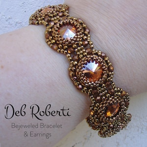 Könnte beinhalten: Nahaufnahme eines braunen Perlenarmbands mit einem großen, facettierten, bernsteinfarbenen Edelstein in jedem der fünf kreisförmigen Abschnitte. Das Armband befindet sich am Handgelenk einer Person. Der Text "Deb Roberti" und "Bejeweled Bracelet & Earrings" befindet sich unterhalb des Armbands.