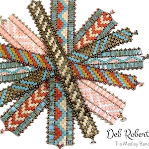Op de afbeelding: Een verzameling van 10 kleurrijke kralenarmbanden met geometrische patronen in tinten turquoise, bruin, oranje, wit en roze. De armbanden zijn in een cirkel gerangschikt met de tekst "Deb Roberti Tila Medley Bands" onderaan.