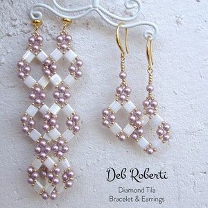 Może przedstawiać: Para długich, białych i fioletowych koralikowych kolczyków z wzorem w kształcie diamentu. Pokazano również mniejszą parę kolczyków z tym samym wzorem. Kolczyki są oznaczone "Diamond Tila Bracelet & Earrings" przez "Deb Roberti".