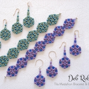 Könnte beinhalten: Zwei Paar Perlenohrringe und ein Perlenarmband. Die Ohrringe sind aus türkisfarbenen und violetten Perlen gefertigt, das Armband aus violetten Perlen. Das Armband und die Ohrringe sind auf einer weißen Oberfläche angeordnet. Der Text "Deb Roberta Tila Medallion Bracelet & Earrings" befindet sich am unteren Rand des Bildes.