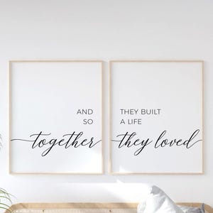 Und so zusammen bauten sie ein Leben auf, das sie liebten, Paar-Wohnkultur-Familienzitat, Hauptschlafzimmerdruck über dem Bettschild, Paar-Schlafzimmer-Wanddekoration