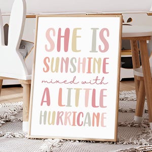 Ella es un rayo de sol mezclado con un toque de huracán, láminas para habitación de niña, arte mural para niña, frase para habitación de niña pequeña, arte mural imprimible para habitación de bebé.
