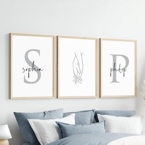 Decoración de pared para dormitorio de pareja. Impresión digital de iniciales y nombres, letrero con nombre de pareja, letrero con nombre personalizado, impresiones de dormitorio sobre la cama para parejas.
