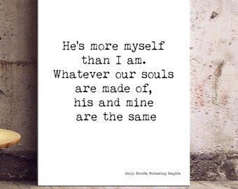 Op de afbeelding: Een witte poster met een citaat in zwart typemachinelettertype dat luidt: "He's more myself than I am. Whatever our souls are made of, his and mine are the same." Het citaat wordt toegeschreven aan Emily Brontë, auteur van *Wuthering Heights*. De poster hangt aan een muur in een kamer met een gele fauteuil, een bijzettafel en een lamp.