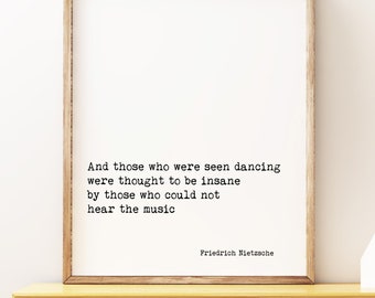 Impresión con cita de Friedrich Nietzsche y los que fueron vistos bailando, arte mural