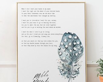 Puede incluir: Una impresión enmarcada con un borde dorado presenta un poema y una ilustración de pluma en acuarela en tonos azules y grises. El nombre del autor, Pablo Neruda, está escrito debajo del poema en una fuente de escritura. También se ven hierba de la pampa y una planta en maceta.
