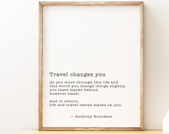 "Anthony Bourdain Travel verändert dich Schwarz Weiß Zitat Print gerahmt und ungerahmt."