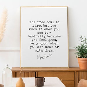 Charles Bukowski "The Free Soul is Rare" Zitat Kunstdruck - Minimalistische literarische Wanddekoration - Schwarz oder Weiß Typografie Geschenk