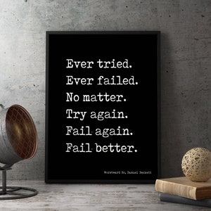 Puede incluir: Impresión tipográfica en blanco y negro con la cita "Ever tried. Ever failed. No matter. Try again. Fail again. Fail better." atribuida a Samuel Beckett. La impresión está enmarcada y se muestra en una pared de concreto gris.