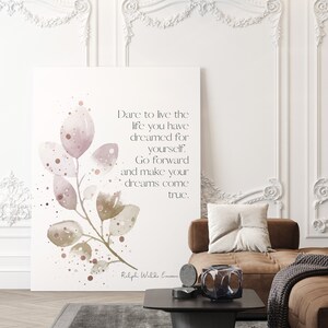 Op de afbeelding: Een aquarelprint met een citaat van Ralph Waldo Emerson: "Durf te leven zoals je hebt gedroomd. Ga ervoor en maak je dromen waar."