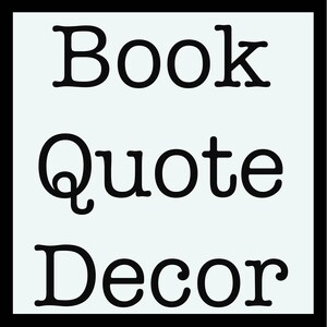K&ouml;nnte beinhalten: Schwarz-wei&szlig;es Text-Grafik mit den Worten "Book Quote Decor" auf hellblauem Hintergrund.
