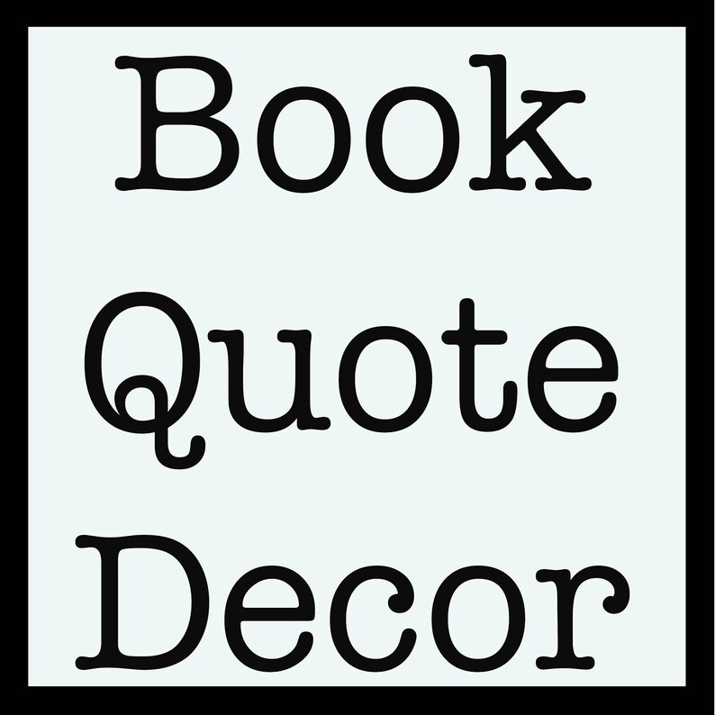 K&ouml;nnte beinhalten: Schwarz-wei&szlig;es Text-Grafik mit den Worten "Book Quote Decor" auf hellblauem Hintergrund.