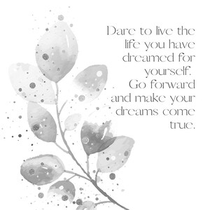 Op de afbeelding: Een aquarel-illustratie van een bebladerde tak met zilveren glitteraccenten. De quote "Durf te leven het leven waarvan je hebt gedroomd voor jezelf. Ga vooruit en maak je dromen waar" van Ralph Waldo Emerson is onder de tak gedrukt.