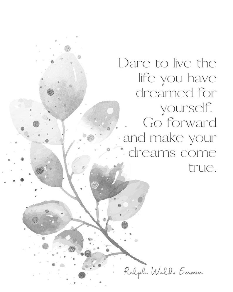 Op de afbeelding: Een aquarel-illustratie van een bebladerde tak met zilveren glitteraccenten. De quote "Durf te leven het leven waarvan je hebt gedroomd voor jezelf. Ga vooruit en maak je dromen waar" van Ralph Waldo Emerson is onder de tak gedrukt.
