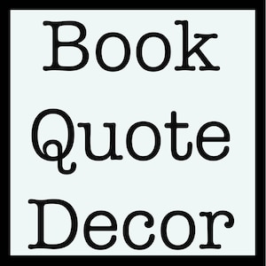 Puede incluir: Gr&aacute;fico cuadrado con las palabras "Book Quote Decor" en negrita, en negro. El texto est&aacute; centrado sobre un fondo gris claro, enmarcado por un borde negro. Ideal para arte mural o decoraci&oacute;n del hogar.