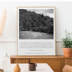 Cytat z rzeki Norman Maclean Wydruk Rzeka Przepływa Przez To Sztuka Ścienna Czarno-Biała Natura Zdjęcie Literacki Wystrój Styl Maszyny Do Pisania Prezent Dla Pisarzy