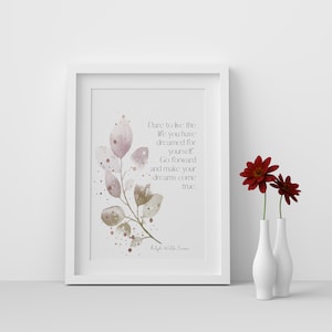Op de afbeelding: Een aquarelprint met een citaat van Ralph Waldo Emerson: "Durf te leven zoals je hebt gedroomd. Ga ervoor en maak je dromen waar."