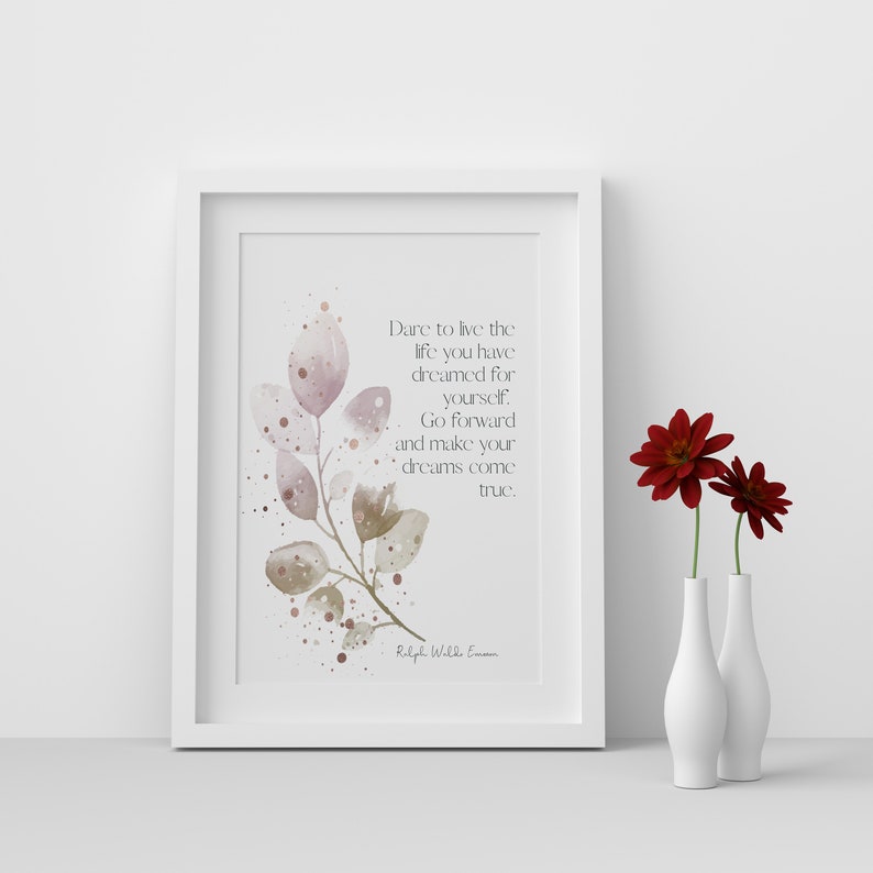 Op de afbeelding: Een aquarelprint met een citaat van Ralph Waldo Emerson: "Durf te leven zoals je hebt gedroomd. Ga ervoor en maak je dromen waar."