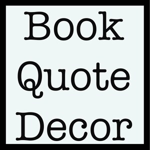 Puede incluir: Gr&aacute;fico de texto en blanco y negro con las palabras "Book Quote Decor" sobre un fondo azul claro.