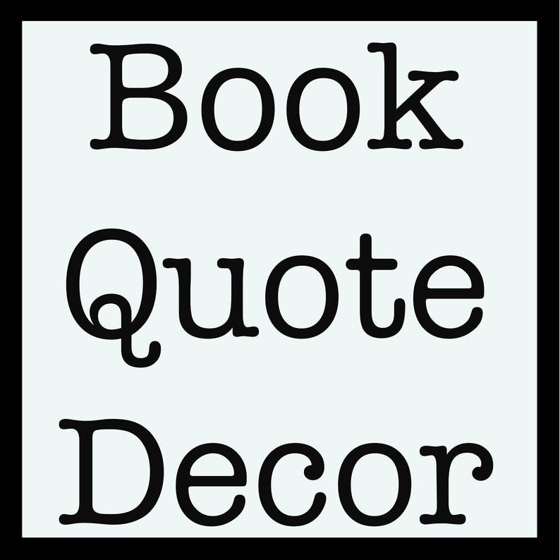 Puede incluir: Gr&aacute;fico de texto en blanco y negro con las palabras "Book Quote Decor" sobre un fondo azul claro.