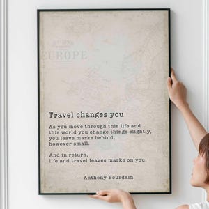 Impression de citation de voyage d'Anthony Bourdain avec fond de carte vintage, art mural de voyage inspirant pour la décoration d'écrivains, d'explorateurs et d'explorateurs
