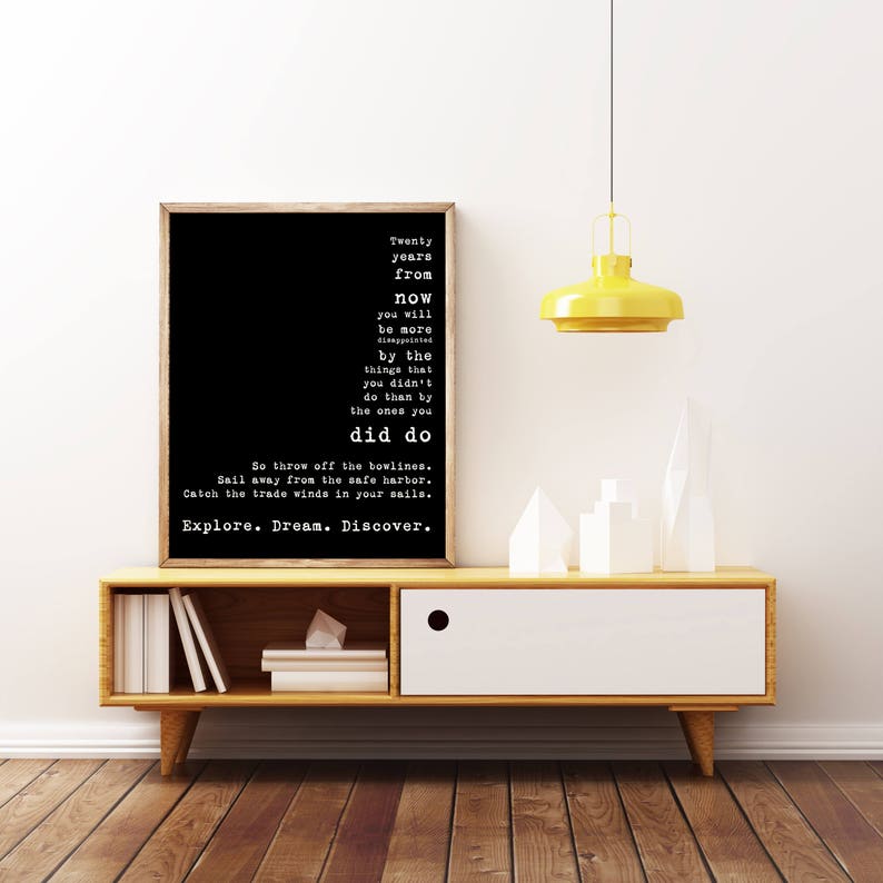 K&ouml;nnte beinhalten: Schwarz-wei&szlig;es Typografie-Druckbild mit einem motivierenden Zitat &uuml;ber die Zukunft. Das Zitat lautet: "In zwanzig Jahren wirst du mehr von den Dingen entt&auml;uscht sein, die du nicht getan hast, als von denen, die du getan hast. Also wirf die Leinen los. Segle weg vom sicheren Hafen. Fange den Passatwind in deinen Segeln. Erkunde. Tr&auml;ume. Entdecke."