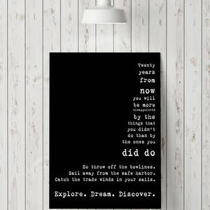 K&ouml;nnte beinhalten: Schwarz-wei&szlig;es Typografie-Poster mit dem Text "In zwanzig Jahren wirst du mehr von den Dingen entt&auml;uscht sein, die du nicht getan hast, als von denen, die du getan hast. Also wirf die Leinen los. Segle weg vom sicheren Hafen. Fange den Passatwind in deinen Segeln. Erkunde. Tr&auml;ume. Entdecke."