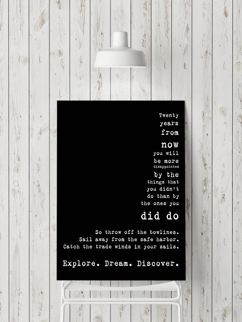 K&ouml;nnte beinhalten: Schwarz-wei&szlig;es Typografie-Poster mit dem Text "In zwanzig Jahren wirst du mehr von den Dingen entt&auml;uscht sein, die du nicht getan hast, als von denen, die du getan hast. Also wirf die Leinen los. Segle weg vom sicheren Hafen. Fange den Passatwind in deinen Segeln. Erkunde. Tr&auml;ume. Entdecke."