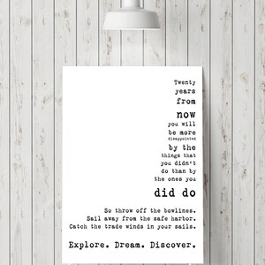 K&ouml;nnte beinhalten: Schwarz-wei&szlig;es Typografie-Druckbild mit dem Text "In zwanzig Jahren wirst du mehr von den Dingen entt&auml;uscht sein, die du nicht getan hast, als von denen, die du getan hast. Also wirf die Leinen los. Segle weg vom sicheren Hafen. Fange den Wind der Ver&auml;nderung in deinen Segeln. Entdecke. Tr&auml;ume. Entdecke."