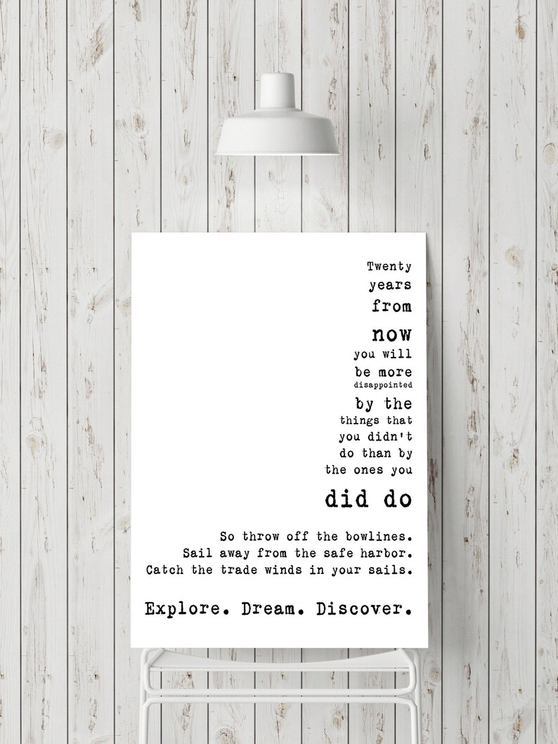K&ouml;nnte beinhalten: Schwarz-wei&szlig;es Typografie-Druckbild mit dem Text "In zwanzig Jahren wirst du mehr von den Dingen entt&auml;uscht sein, die du nicht getan hast, als von denen, die du getan hast. Also wirf die Leinen los. Segle weg vom sicheren Hafen. Fange den Wind der Ver&auml;nderung in deinen Segeln. Entdecke. Tr&auml;ume. Entdecke."