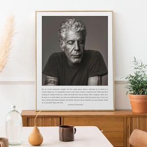 Arte mural de Anthony Bourdain: impresión con cita inspiradora para amantes de la gastronomía y viajeros. &quot;Comer en un restaurante local&quot;. Decoración de cocina con marco y sin marco.