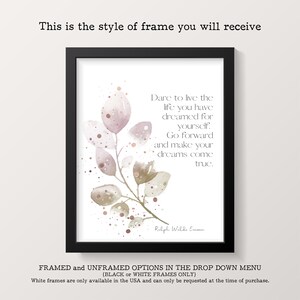 Op de afbeelding: Een ingelijste print met een aquarel-illustratie van een tak met roze en gouden bladeren. De print bevat een citaat van Ralph Waldo Emerson: "Durf te leven het leven dat je hebt gedroomd voor jezelf. Ga vooruit en maak je dromen waar."