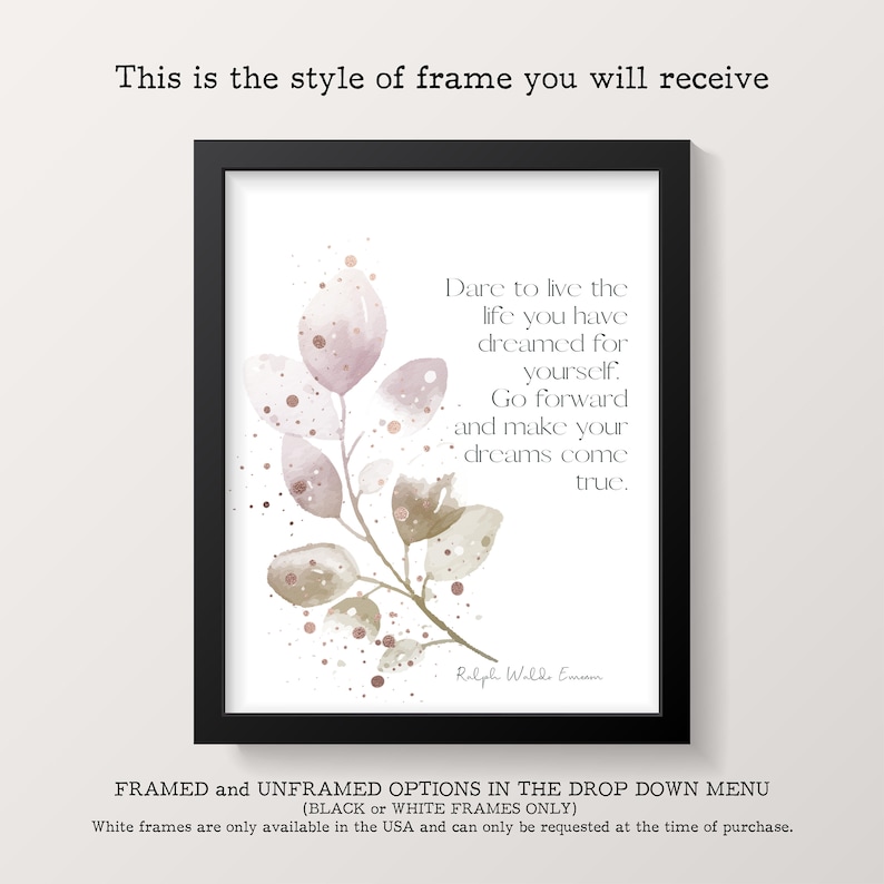 Op de afbeelding: Een ingelijste print met een aquarel-illustratie van een tak met roze en gouden bladeren. De print bevat een citaat van Ralph Waldo Emerson: "Durf te leven het leven dat je hebt gedroomd voor jezelf. Ga vooruit en maak je dromen waar."