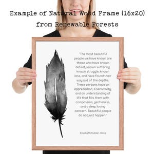 Puede incluir: Impresi&oacute;n enmarcada con una pluma negra en acuarela sobre fondo blanco. El marco de madera natural contiene una cita de Elisabeth K&uuml;bler-Ross. El marco mide aproximadamente 40,6 x 50,8 cm.