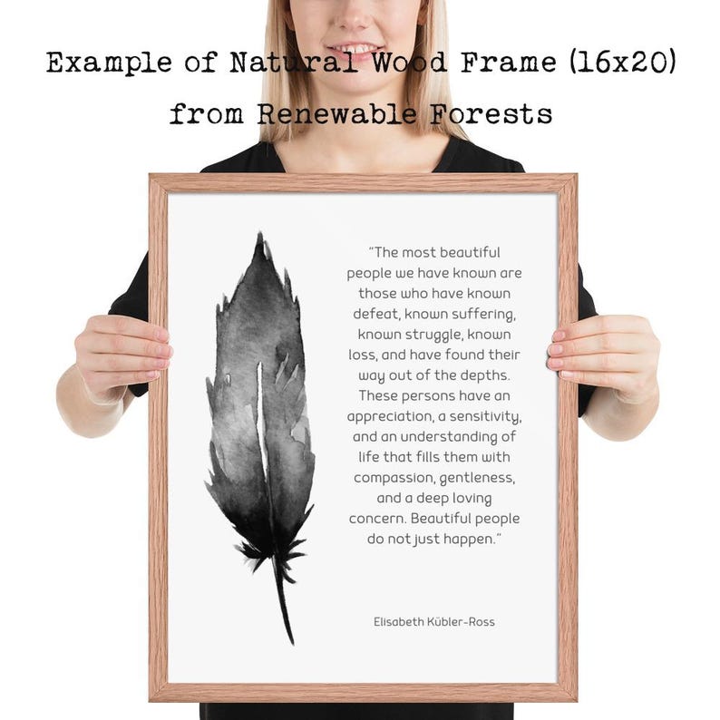 Puede incluir: Impresi&oacute;n enmarcada con una pluma negra en acuarela sobre fondo blanco. El marco de madera natural contiene una cita de Elisabeth K&uuml;bler-Ross. El marco mide aproximadamente 40,6 x 50,8 cm.