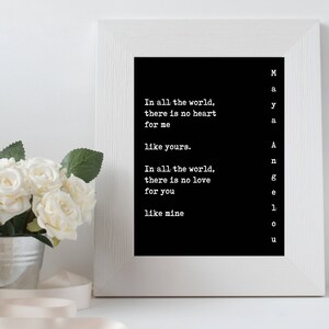 K&ouml;nnte beinhalten: Ein schwarz-wei&szlig; gerahmter Druck mit einem Liebesgedicht, das lautet: "In der ganzen Welt gibt es kein Herz f&uuml;r mich wie deines. In der ganzen Welt gibt es keine Liebe f&uuml;r dich wie meine."