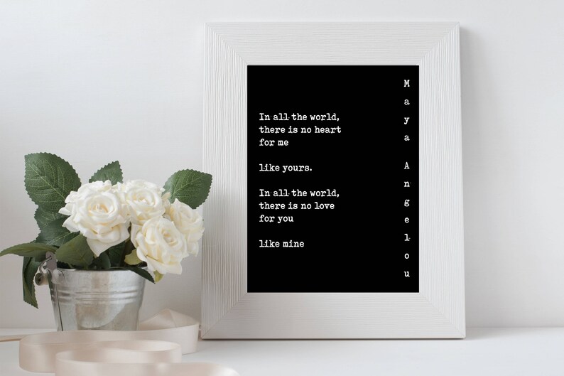 K&ouml;nnte beinhalten: Ein schwarz-wei&szlig; gerahmter Druck mit einem Liebesgedicht, das lautet: "In der ganzen Welt gibt es kein Herz f&uuml;r mich wie deines. In der ganzen Welt gibt es keine Liebe f&uuml;r dich wie meine."