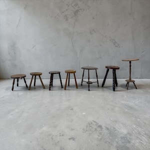 Może przedstawiać: Biały ceramiczny kubek z czarnym uchwytem i napisem "But First, Coffee" czarną, pogrubioną czcionką. Kubek stoi na białej powierzchni. Kubek ma około 10 cm wysokości.