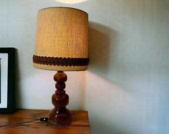 Vintage Tischlampe aus Holz aus den 1970er Jahren / brutalistischer Stil