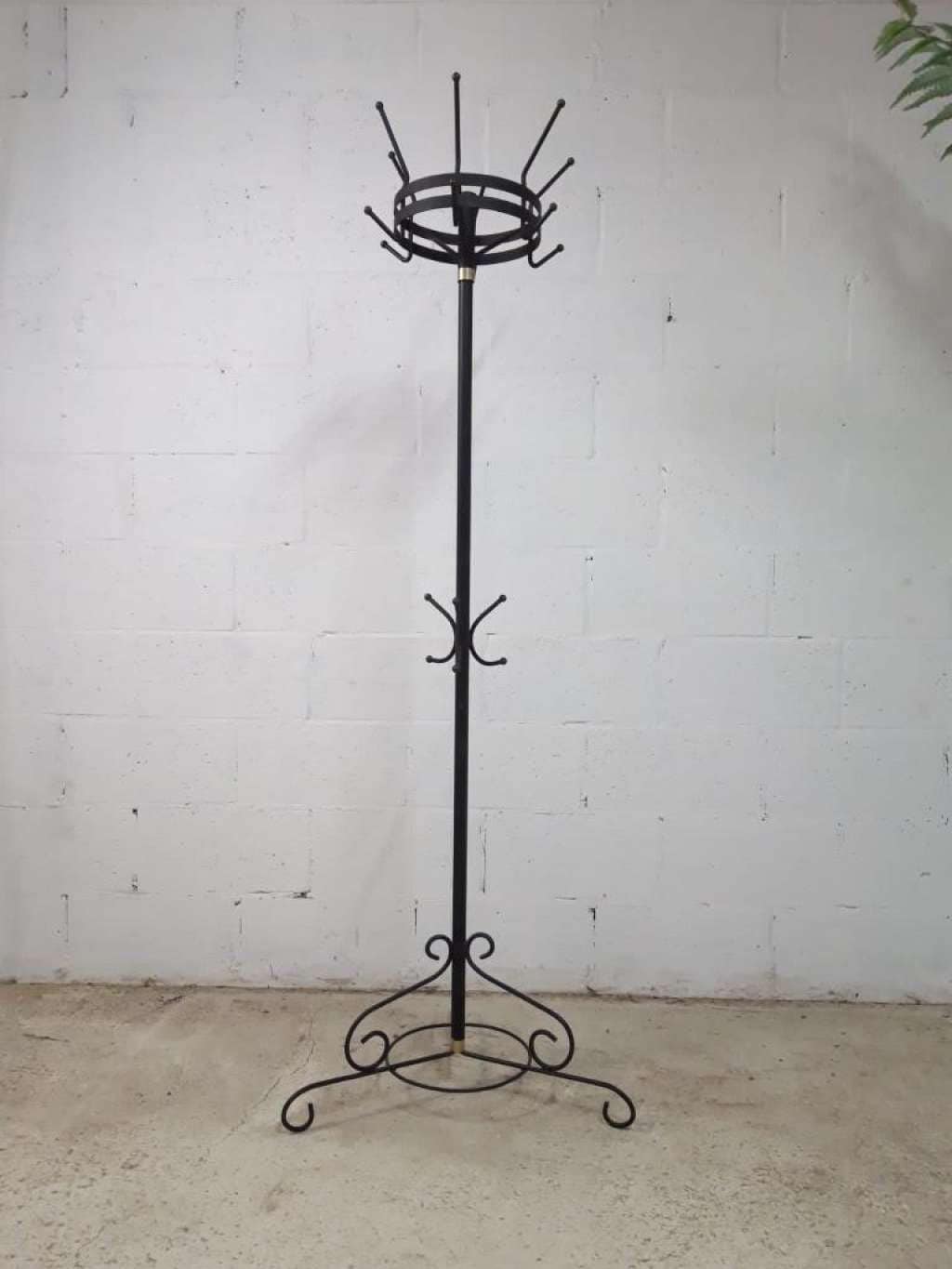 Porte-Manteau Noir Sur Pied Vintage Avec Accent Doré