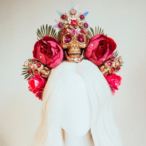 La Catrina-schedelkroon, rode bloemen Dia de los Muertos-zendspoel