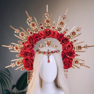 Rote Rose Halo Krone, Gold Blumen Krone, Festival Kopfschmuck, Hochzeitskrone, himmlische Tiara, Göttin Halo, Boho Königin, Statement Kopfschmuck