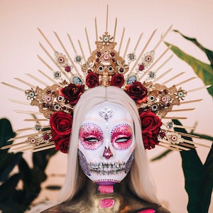 Corona de La Catrina, Tocado de Calavera Dorada, Tocado del Día de los Muertos, Corona de Flores, Tiara de Halo Mexicana, Corona de Rosas Rojas, Día de los Muertos