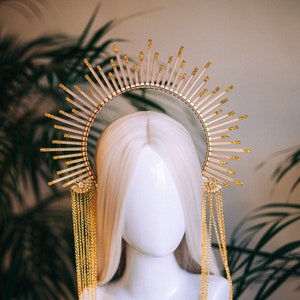 Gouden halokroon met kettingen, halo-kroon, halo-zendspoel, gouden kroon, festivalkroon, godinnenkroon, gouden ketting hoofdband, gouden hoofdband