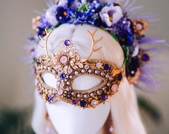 Máscara de disfraz floral de lujo púrpura y dorado de la diosa lavanda