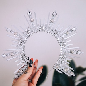 Silberne Halo-Krone, silberne Krone, silbernes Haarschmuck, Brautkrone, Hochzeitskrone, Hochzeit Kopfschmuck, Brautkrone, Fairy Krone, Boho