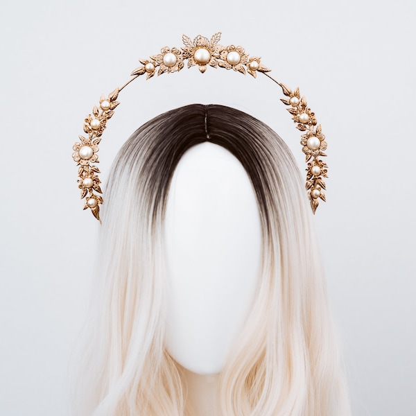 Corona con halo de perlas y flores doradas